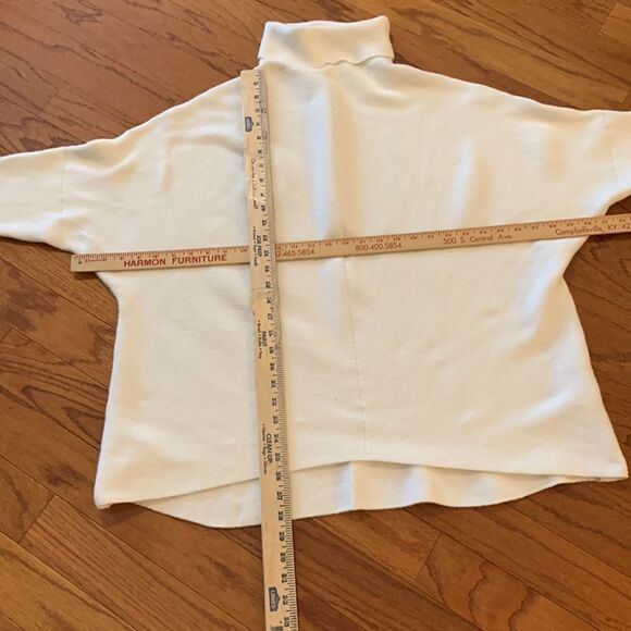 Size small pullover oversized turtleneck sweater - Picture 3 of 5